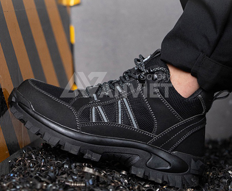 Giày bảo hộ có kiểu dáng thiết kế vừa vặn với đôi chân.
