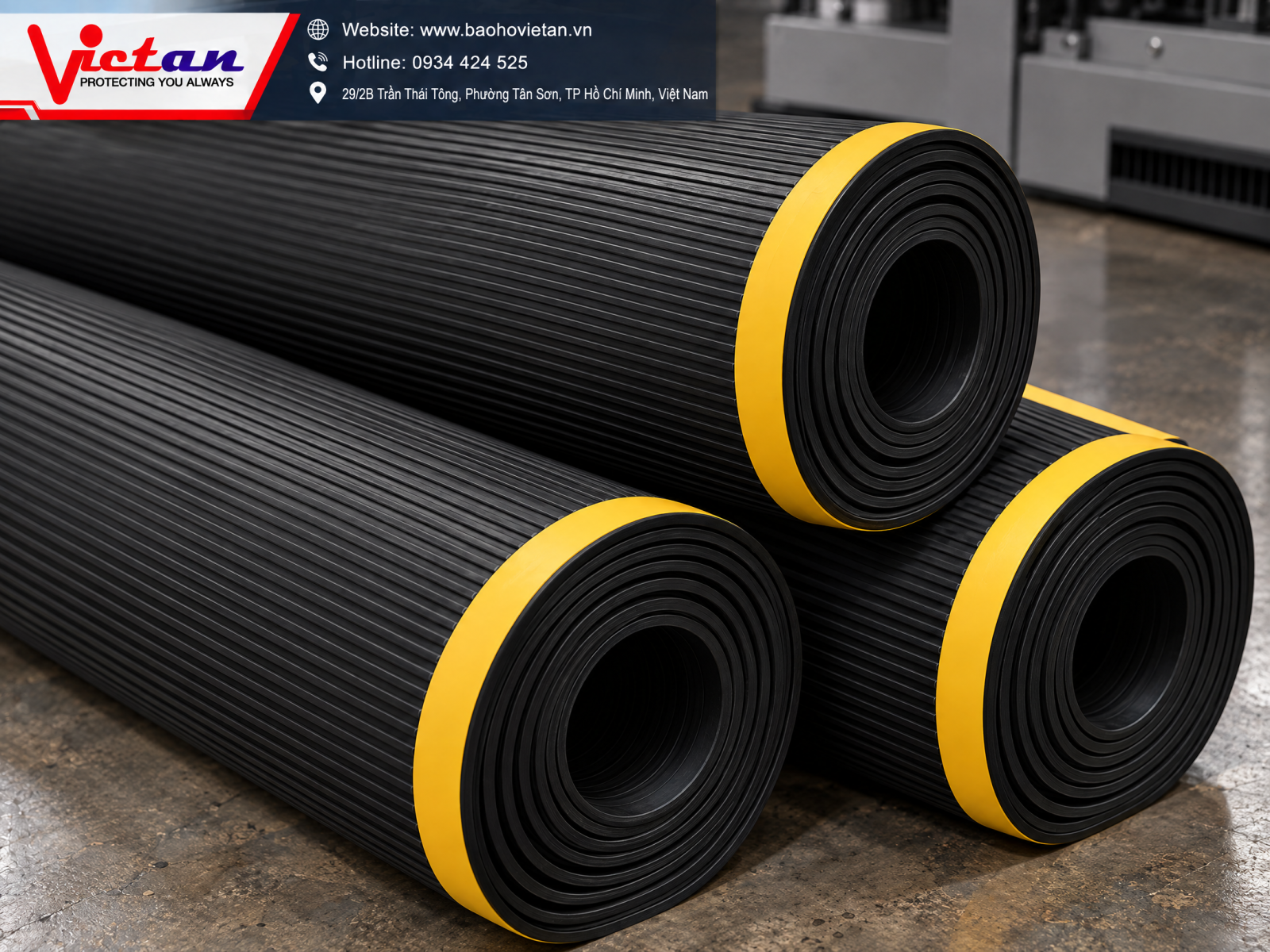 Thảm cách điện cao su được sử dụng tại khu vực có thiết bị điện trong nhà máy, giúp hạn chế nguy cơ truyền điện qua nền đến người sử dụng.